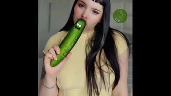Cielitobebe con el pepino en la ensalada (Masturbación Vegana   Squirt) - TRAILER